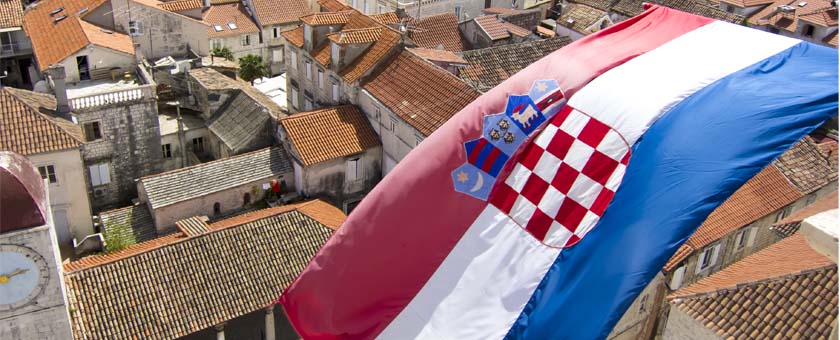 Флаг Хорватии и вид на черепичные крыши. Фото